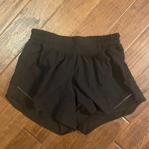 black lululemon hotty hot shorts